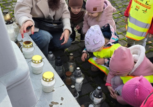 Niedźwiadki odwiedziły pomnik Powstańców Styczniowych 1863 r.