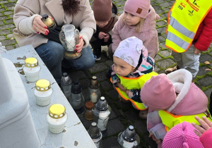 Niedźwiadki odwiedziły pomnik Powstańców Styczniowych 1863 r.