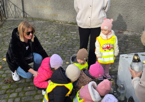 Niedźwiadki odwiedziły pomnik Powstańców Styczniowych 1863 r.
