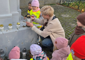 Niedźwiadki odwiedziły pomnik Powstańców Styczniowych 1863 r.