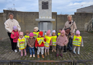 Niedźwiadki odwiedziły pomnik Powstańców Styczniowych 1863 r.