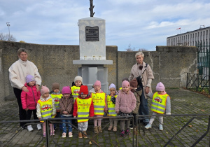 Niedźwiadki odwiedziły pomnik Powstańców Styczniowych 1863 r.