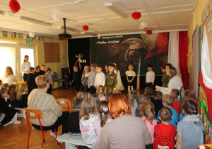 Mróweczki- występ patriotyczny dla zaproszonych Gości!