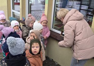 Niedźwiadki- dokarmianie ptaków!