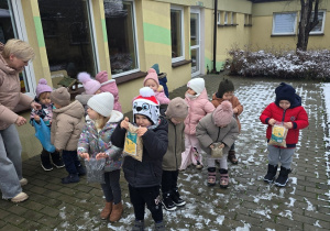 Niedźwiadki- dokarmianie ptaków!