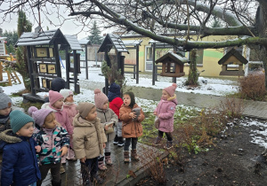 Niedźwiadki- dokarmianie ptaków!