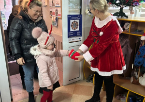 Mikołajki w przedszkolu- powitanie przez Śnieżynki!