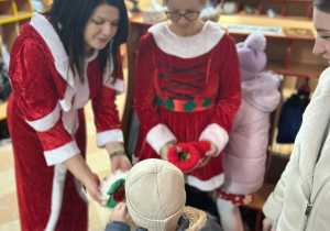 Mikołajki w przedszkolu- powitanie przez Śnieżynki!