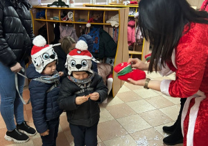 Mikołajki w przedszkolu- powitanie przez Śnieżynki!