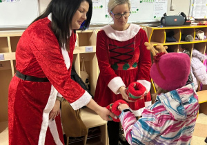 Mikołajki w przedszkolu- powitanie przez Śnieżynki!