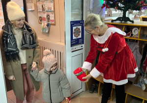 Mikołajki w przedszkolu- powitanie przez Śnieżynki!