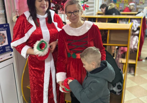 Mikołajki w przedszkolu- powitanie przez Śnieżynki!