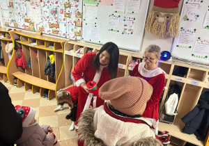 Mikołajki w przedszkolu- powitanie przez Śnieżynki!