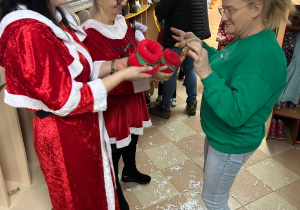 Mikołajki w przedszkolu- powitanie przez Śnieżynki!