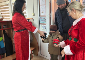 Mikołajki w przedszkolu- powitanie przez Śnieżynki!