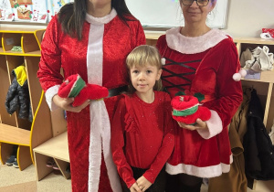 Mikołajki w przedszkolu- powitanie przez Śnieżynki!