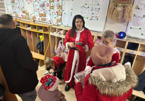 Mikołajki w przedszkolu- powitanie przez Śnieżynki!