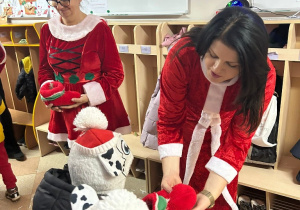 Mikołajki w przedszkolu- powitanie przez Śnieżynki!