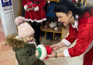 Mikołajki w przedszkolu- powitanie przez Śnieżynki!