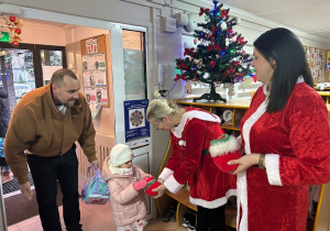 Mikołajki w przedszkolu- powitanie przez Śnieżynki!