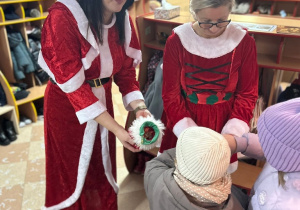 Mikołajki w przedszkolu- powitanie przez Śnieżynki!