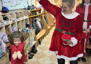 Mikołajki w przedszkolu- powitanie przez Śnieżynki!