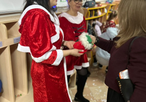 Mikołajki w przedszkolu- powitanie przez Śnieżynki!