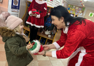 Mikołajki w przedszkolu- powitanie przez Śnieżynki!