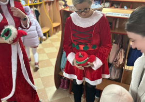 Mikołajki w przedszkolu- powitanie przez Śnieżynki!