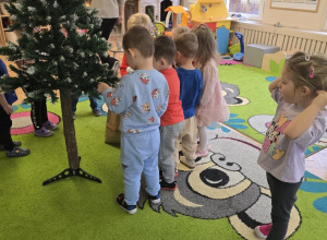 Niedźwiadki- ubieranie choinki!