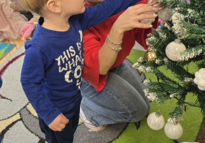 Niedźwiadki- ubieranie choinki!