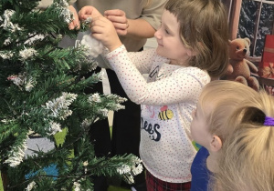 Niedźwiadki- ubieranie choinki!
