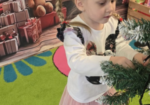 Niedźwiadki- ubieranie choinki!