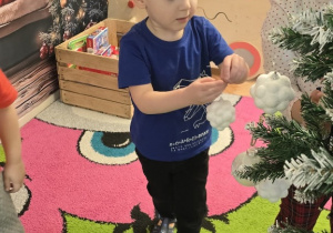 Niedźwiadki- ubieranie choinki!