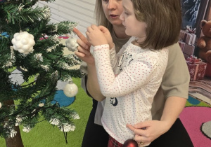 Niedźwiadki- ubieranie choinki!