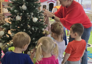 Niedźwiadki- ubieranie choinki!