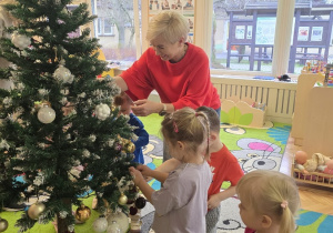 Niedźwiadki- ubieranie choinki!