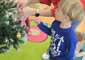 Niedźwiadki- ubieranie choinki!