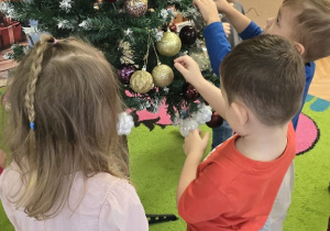 Niedźwiadki- ubieranie choinki!