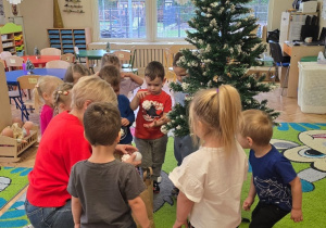 Niedźwiadki- ubieranie choinki!