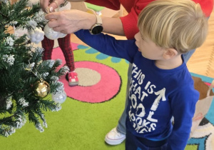 Niedźwiadki- ubieranie choinki!