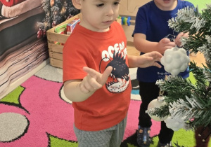 Niedźwiadki- ubieranie choinki!