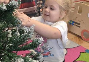 Niedźwiadki- ubieranie choinki!