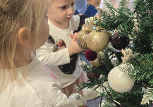 Niedźwiadki- ubieranie choinki!