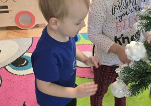 Niedźwiadki- ubieranie choinki!