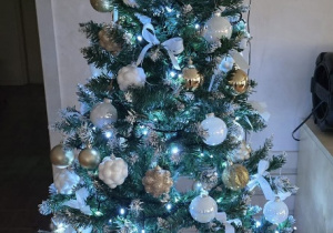 Niedźwiadki- ubieranie choinki!