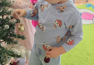 Niedźwiadki- ubieranie choinki!