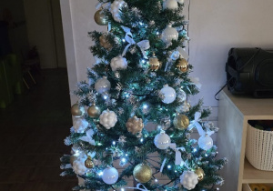 Niedźwiadki- ubieranie choinki!