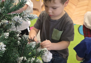 Niedźwiadki- ubieranie choinki!