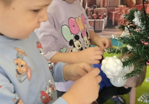 Niedźwiadki- ubieranie choinki!